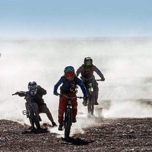 Rider descendiendo por una pista del Bike Park La Parva con vista a la cordillera, durante tour guiado de mountain bike full day.